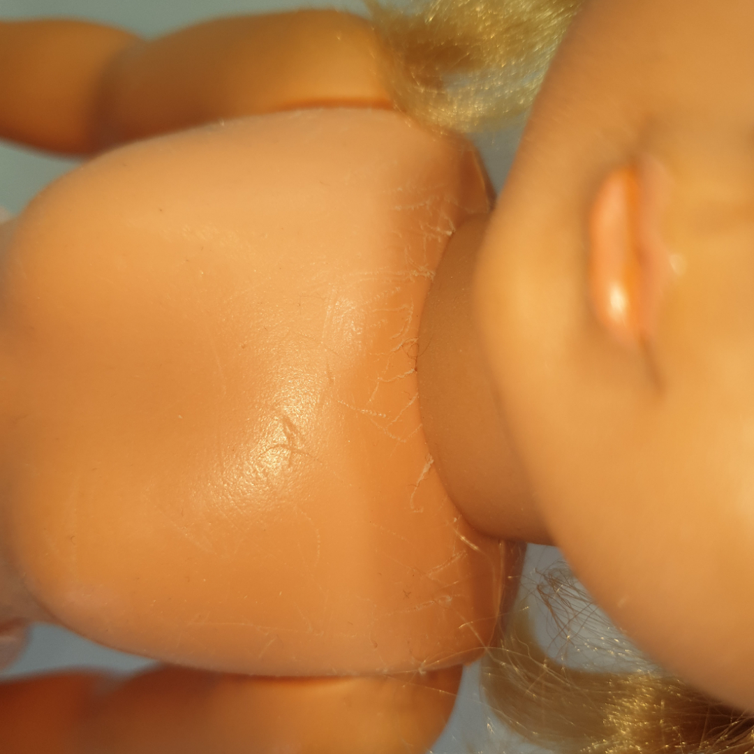 Кукла ГДР не родные ресницы и тело, имеются игровые царапины, отрезаны кончики хвостиков. Картинка 7
